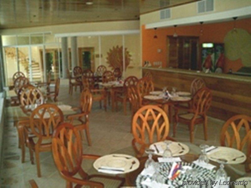 Hotel Vistamar Beachfront Resort & Conference Center Pochomil Restaurant bilde